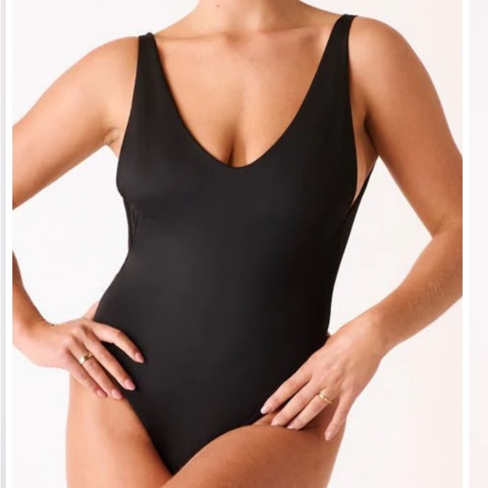 Londre Black One-Piece Swimsuit
